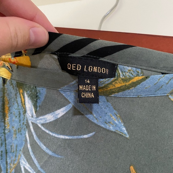 Tropical design wrap skirt. - Picture 4 of 4